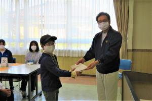 記念品贈呈（小学校）