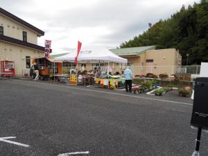 キッチンカーと苗木（城ノ内）